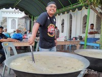 Seorang pria sedang mengaduk adonan kanji rumbi. Seorang pria sedang mengaduk adonan kanji rumbi.