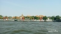 Suasana saat melintas sungai Chao Phraya Suasana saat melintas sungai Chao Phraya