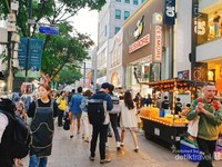 Suasana turis dan warga lokal di Myeongdong. Suasana turis dan warga lokal di Myeongdong.