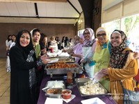 Tim sibuk lebaran yang mempersiapkan sajian untuk hari raya Idul Fitri Tim sibuk lebaran yang mempersiapkan sajian untuk hari raya Idul Fitri