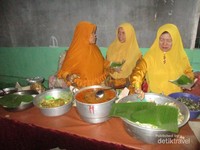 ibu-ibu yang menyiapkan kupat menjelang mulai dibukanya kegiatan kupatan masal didesa Sobontoro ibu-ibu yang menyiapkan kupat menjelang mulai dibukanya kegiatan kupatan masal didesa Sobontoro