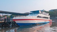 Kapal cepat bersandar di Marina Ancol. Kapal cepat bersandar di Marina Ancol.