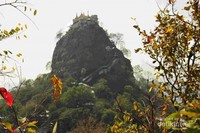 Gunung Poppa dilihat dari kejauhan Gunung Poppa dilihat dari kejauhan
