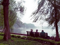 Duduk santai di tepi Danau Hoan Kiem nan damai Duduk santai di tepi Danau Hoan Kiem nan damai