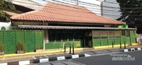Tidak terdapat papan nama di depan restaurant mie ayam gondangdia Tidak terdapat papan nama di depan restaurant mie ayam gondangdia