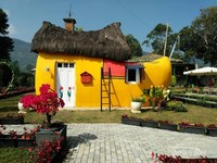 Rumah berbentuk klompen yang eye catching Rumah berbentuk klompen yang eye catching