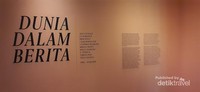 Dunia Dalam Berita berpusat pada dua peristiwa penting, yaitu pengaruh transisi dari era Orde Baru ke Reformasi serta pengaruh akibat dari demokratis media dan visual selepas era reformasi. Dunia Dalam Berita berpusat pada dua peristiwa penting, yaitu pengaruh transisi dari era Orde Baru ke Reformasi serta pengaruh akibat dari demokratis media dan visual selepas era reformasi.