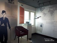 Kursi yang pernah diduduki oleh Charlie Chaplin ketika singgah di Hotel Grand Preanger tahun 1923. Kursi yang pernah diduduki oleh Charlie Chaplin ketika singgah di Hotel Grand Preanger tahun 1923.