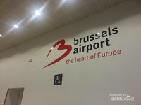 Bandara Internasional Brussels, Belgia, dimana logo terpasang cukup besar yang biasanya dipergunakan untuk swafoto para penumpang yang baru tiba di bandara. Bandara Internasional Brussels, Belgia, dimana logo terpasang cukup besar yang biasanya dipergunakan untuk swafoto para penumpang yang baru tiba di bandara.
