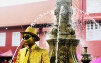 Berfoto di sekitaran gereja merah Berfoto di sekitaran gereja merah