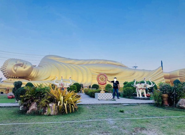Patung Budha Wat Phranon Laem Pho terletak di Hatyai, Songkhla, Thailand. Patung Budha ini sangat besar dan berwarna keemasan yang gambarnya seperti di atas. Tepatnya di daerah selatan ThailandPatung Budha Wat Phranon Laem Pho berada. Kalau Anda berwisata ke selatan Thailand atau Hatyai jangan lupa untuk mengunjungi patung Budha tersebut Patung Budha Wat Phranon Laem Pho terkenal di dunia, Untuk Anda yang suka traveling, hunting foto tempat tersebut memang sesuai. Untuk Anda penganut Agama Budha bisa bersembahnyang disitu karena di sebelah kiri dan kanan patung tersebut terdapat kuil tempat sembahyang. Di depanPatung Budha Wat Phranon Laem Pho dihiasi dengan taman hiasan yang bersih dan indah, pengunjung bisa besantai, berfoto di situ, pasti hasil fotonya terlihat indah. Patung Budha Wat Phranon Laem Pho terletak di Hatyai, Songkhla, Thailand. Patung Budha ini sangat besar dan berwarna keemasan yang gambarnya seperti di atas. Tepatnya di daerah selatan ThailandPatung Budha Wat Phranon Laem Pho berada. Kalau Anda berwisata ke selatan Thailand atau Hatyai jangan lupa untuk mengunjungi patung Budha tersebut Patung Budha Wat Phranon Laem Pho terkenal di dunia, Untuk Anda yang suka traveling, hunting foto tempat tersebut memang sesuai. Untuk Anda penganut Agama Budha bisa bersembahnyang disitu karena di sebelah kiri dan kanan patung tersebut terdapat kuil tempat sembahyang. Di depanPatung Budha Wat Phranon Laem Pho dihiasi dengan taman hiasan yang bersih dan indah, pengunjung bisa besantai, berfoto di situ, pasti hasil fotonya terlihat indah.