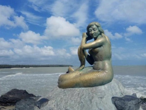 Songkhla memiliki beberapa pantai yang sering dikunjungi wisatawan, namun pantai yang paling terkenal adalah pantai Samila yang kerap dikunjungi oleh wisatawan lokal dan wisatawan asing dimana sebagian besar wisatawan asing tersebut berasal dari negara tetangga yang berbatasan darat dengan Thailand Selatan yaitu Malaysia. Pantai Samila yang memiliki pasir putih yang lembut dan bersih ini, terkenal dengan ikonnya yaitu patung Putri Duyung yang sedang duduk di atas batu di pinggir pantai Samila. Di lingkungan pantai Samila ini juga tersedia pusat oleh-oleh dan kuliner khas Thailand Selatan. Yang paling terkenal adalah es krim kelapa muda. Apabila berkunjung ke tempat ini, wisatawan wajib mencicipi es krim kelapa muda yang disajikan di dalam batok kelapa muda yang telah dibelah dua. Selain melihat keindahan pantai Samila, wisatawan juga bisa melakukan aktivitas lainnya, seperti mewarnai patung keramik yang telah dibentuk seperti berbagai macam karakter, bermain layangan ataupun bermain banana boat. Di dekat patung putri duyung, juga terdapat ikon Songkhla lainnya yaitu patung kucing dan tikus serta Songkhla Gate Sculpture yang diukir dengan tulisan China. Songkhla memiliki beberapa pantai yang sering dikunjungi wisatawan, namun pantai yang paling terkenal adalah pantai Samila yang kerap dikunjungi oleh wisatawan lokal dan wisatawan asing dimana sebagian besar wisatawan asing tersebut berasal dari negara tetangga yang berbatasan darat dengan Thailand Selatan yaitu Malaysia. Pantai Samila yang memiliki pasir putih yang lembut dan bersih ini, terkenal dengan ikonnya yaitu patung Putri Duyung yang sedang duduk di atas batu di pinggir pantai Samila. Di lingkungan pantai Samila ini juga tersedia pusat oleh-oleh dan kuliner khas Thailand Selatan. Yang paling terkenal adalah es krim kelapa muda. Apabila berkunjung ke tempat ini, wisatawan wajib mencicipi es krim kelapa muda yang disajikan di dalam batok kelapa muda yang telah dibelah dua. Selain melihat keindahan pantai Samila, wisatawan juga bisa melakukan aktivitas lainnya, seperti mewarnai patung keramik yang telah dibentuk seperti berbagai macam karakter, bermain layangan ataupun bermain banana boat. Di dekat patung putri duyung, juga terdapat ikon Songkhla lainnya yaitu patung kucing dan tikus serta Songkhla Gate Sculpture yang diukir dengan tulisan China.