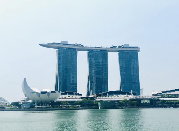 Marina Bay Sands adalah ikon sekaligus tempat wisata di Singapura yang terbaru. Hampir semua wisatawan dari Indonesia yang datang ke Singapura berfoto-foto dengan latar belakang Marina Bay Sands. Marina Bay Sands adalah sebuah pusat hiburan dan resort terpadu yang dibuka sejak tahun 2010. Penampilan visual bangunan Marina Bay Sands sangatlah unik dan tiada duanya di dunia dengan 3 gedung utama yang dihubungkan dengan bangunan berbentuk kapal di atasnya. Marina Bay Sands memiliki ribuan kamar hotel, kasino, teater, ruang kesenian, restoran, klub malam, taman, hingga mall mewah dan lain-lain, semuanya dalam satu lokasi. Selain itu di bangunan berbentuk perahu yang ada di atas gedung, terdapat kolam renang yang merupakan kolam renang terpanjang di dunia dengan panjang sekitar 150 meter, dan berada di ketinggian 200 meter. Di ketinggian tersebut, anda dapat melihat Singapura, Indonesia, dan Malaysia. Apabila anda ingin naik ke atas Marina Bay Sands, anda harus membayar sekitar 250,000 Rupiah. Pada malam hari, Marina Bay Sands mempertontonkan atraksi cahaya yang menarik dan dipantulkan oleh danau Marina Bay. Stasiun MRT terdekat dari Marina Bay Sands adalah stasiun Marina Bay dan stasiun Promenade. Marina Bay Sands adalah ikon sekaligus tempat wisata di Singapura yang terbaru. Hampir semua wisatawan dari Indonesia yang datang ke Singapura berfoto-foto dengan latar belakang Marina Bay Sands. Marina Bay Sands adalah sebuah pusat hiburan dan resort terpadu yang dibuka sejak tahun 2010. Penampilan visual bangunan Marina Bay Sands sangatlah unik dan tiada duanya di dunia dengan 3 gedung utama yang dihubungkan dengan bangunan berbentuk kapal di atasnya. Marina Bay Sands memiliki ribuan kamar hotel, kasino, teater, ruang kesenian, restoran, klub malam, taman, hingga mall mewah dan lain-lain, semuanya dalam satu lokasi. Selain itu di bangunan berbentuk perahu yang ada di atas gedung, terdapat kolam renang yang merupakan kolam renang terpanjang di dunia dengan panjang sekitar 150 meter, dan berada di ketinggian 200 meter. Di ketinggian tersebut, anda dapat melihat Singapura, Indonesia, dan Malaysia. Apabila anda ingin naik ke atas Marina Bay Sands, anda harus membayar sekitar 250,000 Rupiah. Pada malam hari, Marina Bay Sands mempertontonkan atraksi cahaya yang menarik dan dipantulkan oleh danau Marina Bay. Stasiun MRT terdekat dari Marina Bay Sands adalah stasiun Marina Bay dan stasiun Promenade.