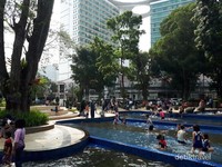 Kolam dangkal yang menjadi atraksi utama di taman ini selalu dipenuhi anak-anak terutama di akhir pekan Kolam dangkal yang menjadi atraksi utama di taman ini selalu dipenuhi anak-anak terutama di akhir pekan