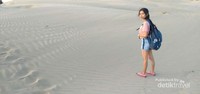 Para pengunjung saat mengambil gambar di tengah gurun Para pengunjung saat mengambil gambar di tengah gurun