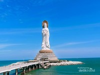 Patung Dewi Kwan Im setinggi 108 meter terletak di Nanshan Cultural Tourism Zone Patung Dewi Kwan Im setinggi 108 meter terletak di Nanshan Cultural Tourism Zone