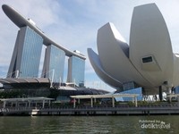 Marina Bay Sands adalah resor terpadu yang menghadap ke Marina Bay di Singapura, Marina Bay Sands adalah resor terpadu yang menghadap ke Marina Bay di Singapura,