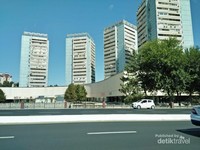 Gedung-gedung tinggi dengan jalanan lebar yang lengang. Gedung-gedung tinggi dengan jalanan lebar yang lengang.