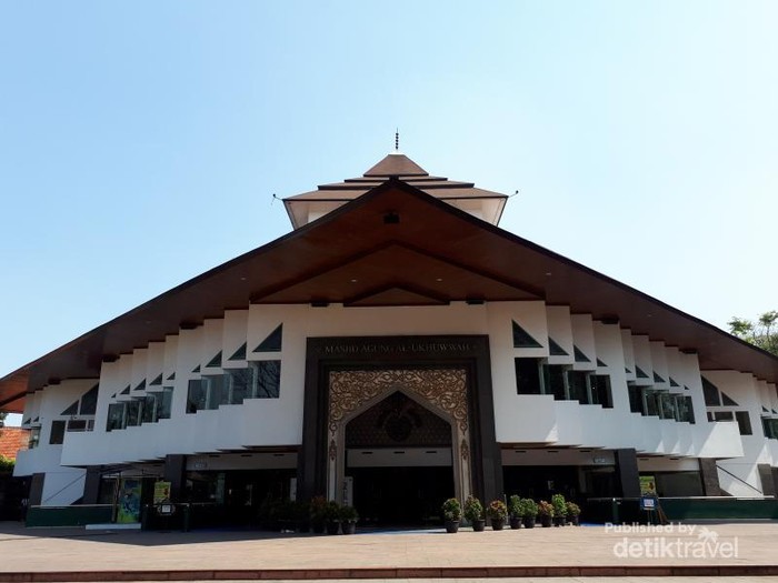 Di lahan yang sekarang menjadi Masjid Al Ukhuwah ini sempat berdiri Loji Sint Jan milik perkumpulan Freemasonry dan Graha Pancasila 