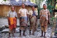 Para tetua adat dari suku Botti yang masih memegang kepercayaan nenek moyang. Para tetua adat dari suku Botti yang masih memegang kepercayaan nenek moyang.