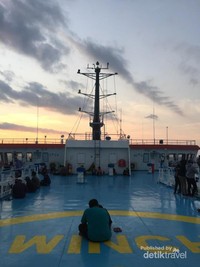 Suasana di atas kapal dalam pelayaran Suasana di atas kapal dalam pelayaran