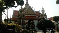 Patung berukuran raksasa dalam kompleks Wat Arun Patung berukuran raksasa dalam kompleks Wat Arun