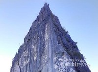 Bukit Nausus yang nampak menjulang tinggi ini terlihat unik dan cantik. Bukit Nausus yang nampak menjulang tinggi ini terlihat unik dan cantik.