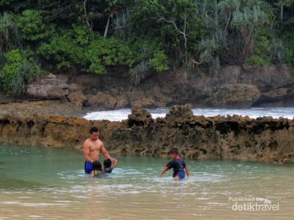 Terpesona Gugusan Karang Pantai Batu Bengkung Malang