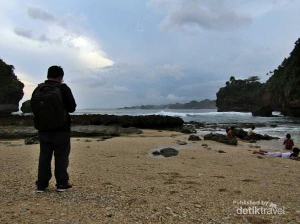 Terpesona Gugusan Karang Pantai Batu Bengkung Malang