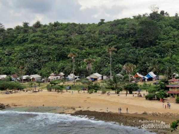 Terpesona Gugusan Karang Pantai Batu Bengkung Malang