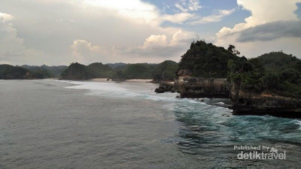 Menikmati Hangatnya Senja Di Pantai Batu Bengkung Malang