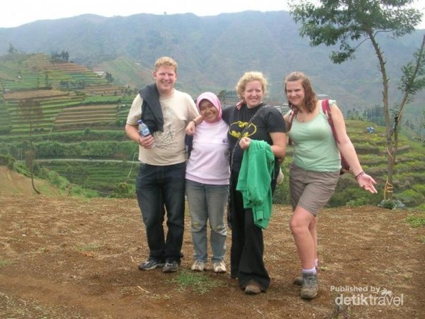 Bule Saja Senang Liburan ke Dieng