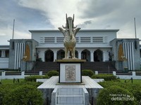 Lembu swana di halaman museum mulawarman Lembu swana di halaman museum mulawarman
