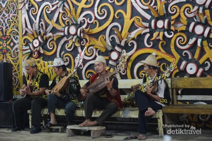 Lelaki dayak memainkan sape