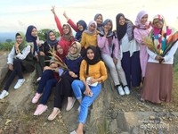 Duduk di atas batu besar yang banyak terdapat di kaki Bukit Kandis Duduk di atas batu besar yang banyak terdapat di kaki Bukit Kandis