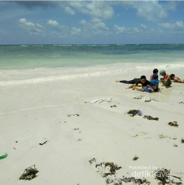 Wisata Cantik Di Pantai Pasir Putih Panrang Luhu Di Sulsel