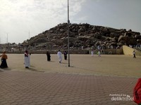 Jabal Rahmah terletak di area Padang Arafah. Jabal Rahmah terletak di area Padang Arafah.
