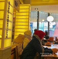 Penonton yang ikut asik bernyanyi dan menari mengikuti para street performancer. Penonton yang ikut asik bernyanyi dan menari mengikuti para street performancer.