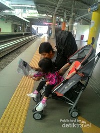 Membaca peta jalur MRT dengan Azka. Membaca peta jalur MRT dengan Azka.