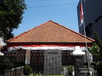Rumah tempat Inggit Garnasih menghabiskan masa tua kini dijadikan museum. Rumah tempat Inggit Garnasih menghabiskan masa tua kini dijadikan museum.