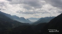 Bukit-bukit indah yang dapat dilihat dari atas Bukit-bukit indah yang dapat dilihat dari atas