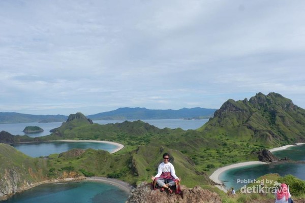 Pemandangan puncak Bukit Pulau Padar Pemandangan puncak Bukit Pulau Padar