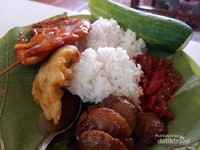 Nasi jamblang Bu Nur, sebenarnya hanya nasi prasmanan biasa, namun disajikan di atas piring daun jati. Paling nikmat bersama udang dan sambal. Nasi jamblang Bu Nur, sebenarnya hanya nasi prasmanan biasa, namun disajikan di atas piring daun jati. Paling nikmat bersama udang dan sambal.