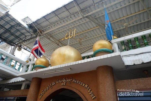 Tampak depan gerbang Haroon Mosque