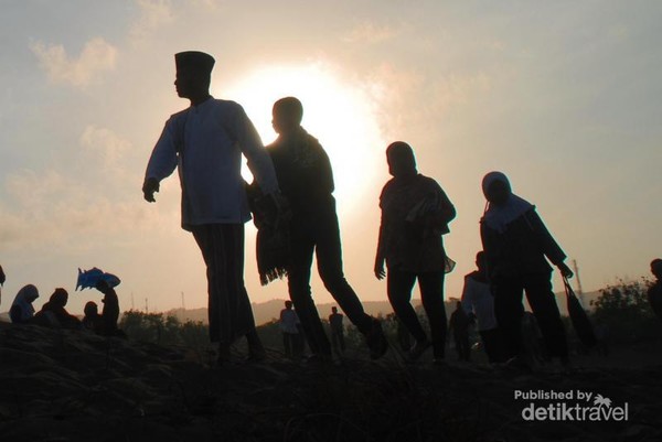 Bukan Timur Tengah Ini Salat Di Gumuk Pasir Parangkusumo