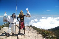 Gunung bukan tempat sampah ! Gunung bukan tempat sampah !