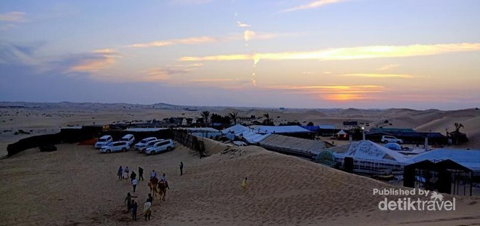 Pemandangan secara menyeluruh salah satu lokasi safari padang pasir di Gurun Al-Kharim Abu Dhabi