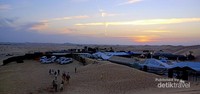 Pemandangan secara menyeluruh salah satu lokasi safari padang pasir di Gurun Al-Kharim Abu Dhabi Pemandangan secara menyeluruh salah satu lokasi safari padang pasir di Gurun Al-Kharim Abu Dhabi