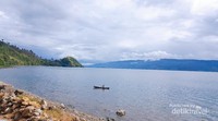 Nelayan yang berlabuh ke tepi Danau Toba. Nelayan yang berlabuh ke tepi Danau Toba.