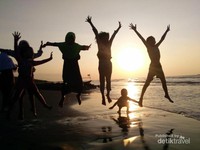 Menimati kilauan emas cahaya matahari menjelang tenggelam di ufuk barat di Pantai Pulo Kodok Menimati kilauan emas cahaya matahari menjelang tenggelam di ufuk barat di Pantai Pulo Kodok